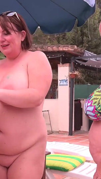 AuntJudysXXX - formose milf lesbiche formose melody, Randy e Jojo diventano cattive in piscina