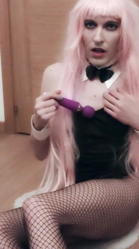 Różowowłosy króliczek cosplayer bawi się jej magiczną różdżką