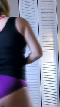 Sprostě mluvící prsatá MILF deepthroat kouření