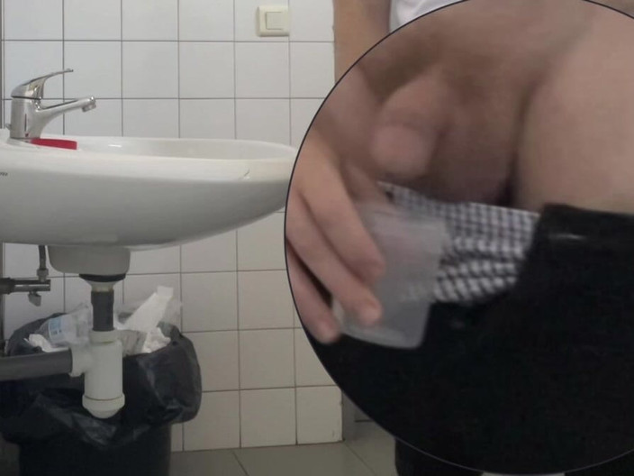 AmateurBoysPissing: Ragazzo Che Prende Un Campione Di Urina Nei Bagni Dell'ospedale