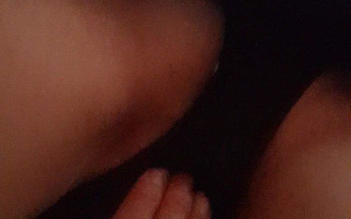 Lesbian-candys: Tôi xuất tinh trong quần lót của mình trong khi...