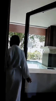 Doccia nuda con hijab in piscina