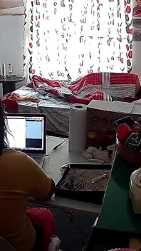 Padrasto da enteada enquanto faz homeoffice