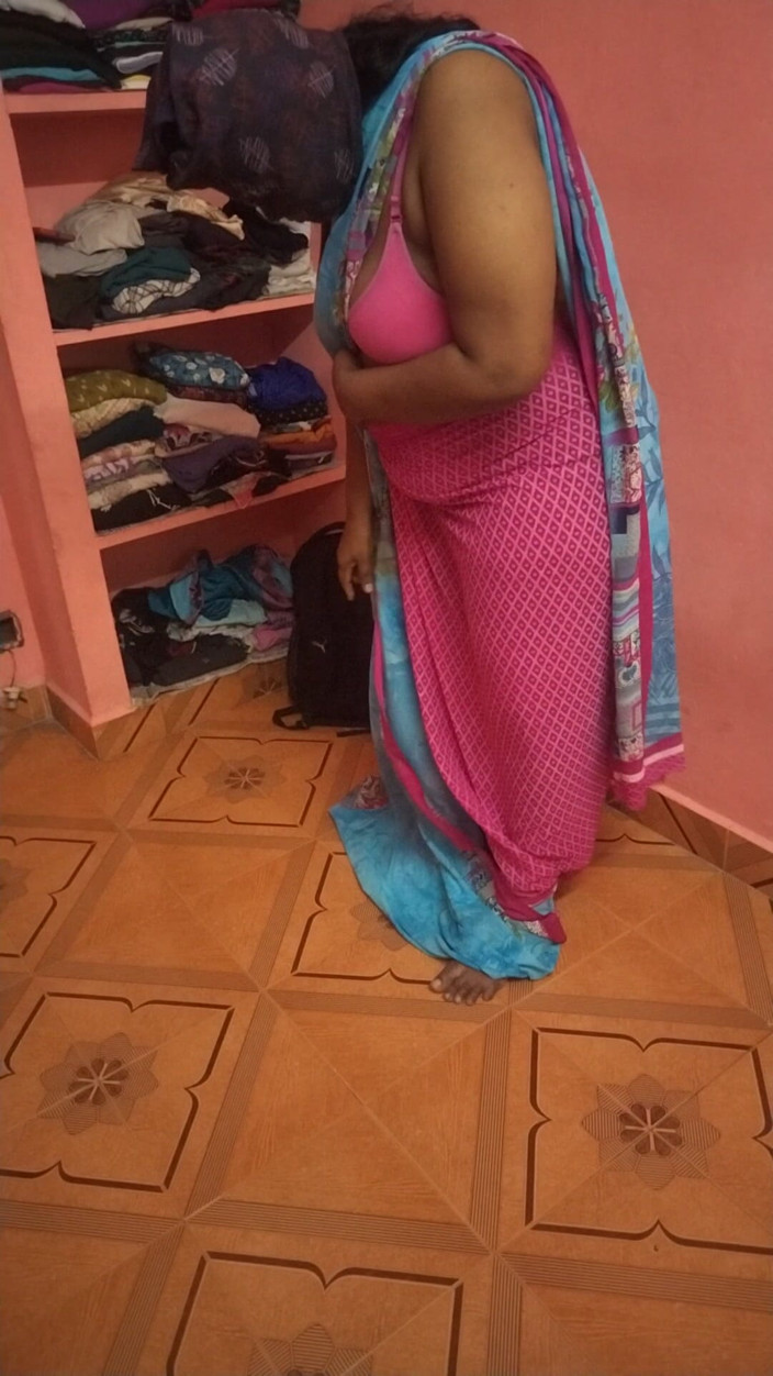 Priya aunty: Sárí na sobě pro další natáčení