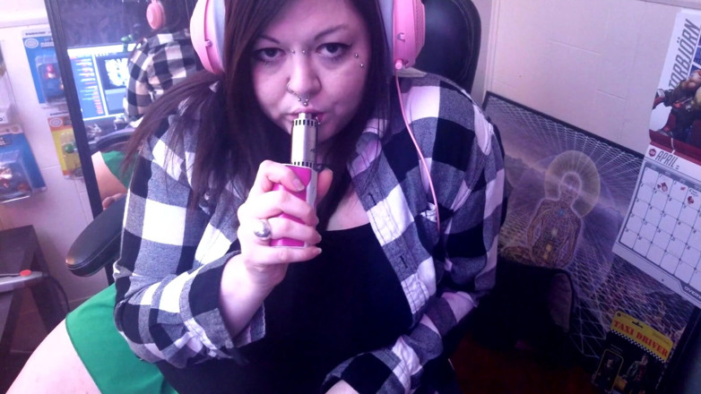 Gidget X: Vaping &amp;ignorerar dig