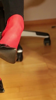 Red Stockings & Footplay Stiletto Di bawah bingkap