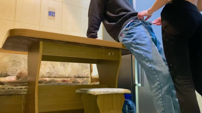 MaybeNatty: Adik tiri berusia 18 tahun mahukan seks di dapur di atas...