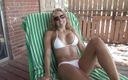 Hot Girlz: Blonde babe met grote tieten pronkt met haar geweldige rondingen