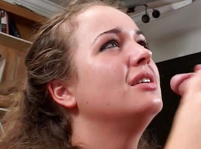 The Vintage Era: 겸둥이 갈색 머리 십대가 남자의 하드코어 자지를 빨고 잡아당기다