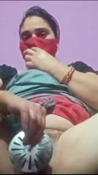 Indische mutter fickt ihre muschi mit sextoy