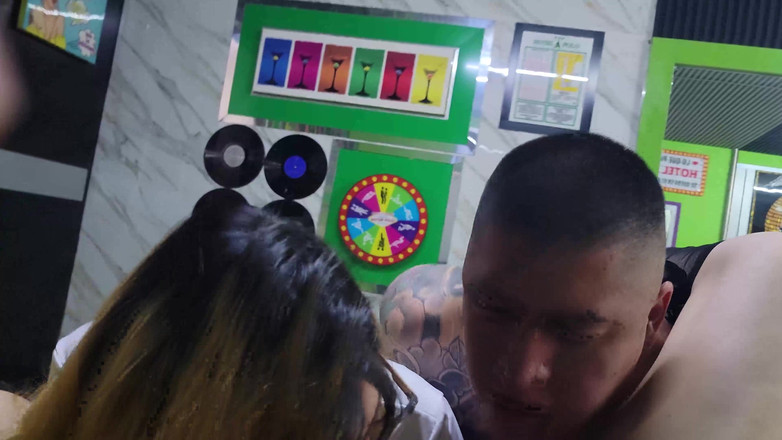 Crystal Phoenix: 二人のシスィがタトゥーの男とセックスする