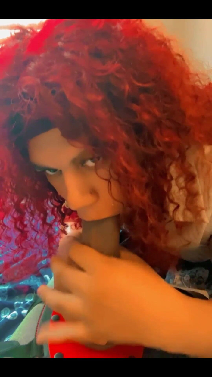 Hicktown_hoochi: Sugând un vibrator negru mare