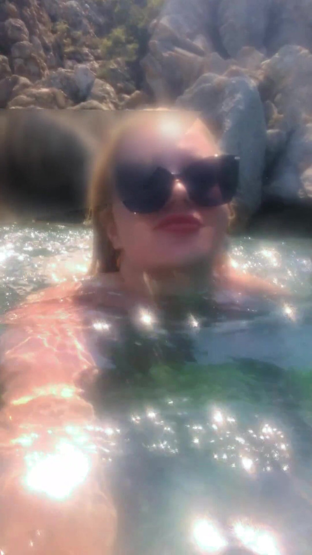 Can You Spot the Underwater Boobs? (JessieHH)