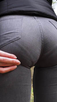 Sexy Pawg-milf neckt im park ihre sichtbare höschen-linie