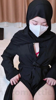 Yaramaz Malezyalı tesettürlü kız abaya'da götünü göstererek porno çekiyor