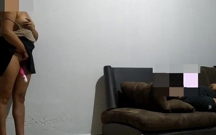 Katerine: Üvey erkek kardeş kanepede mastürbasyon yapıyor!