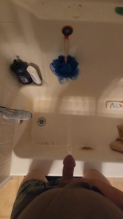 Djk31314: Pisse dans la baignoire.