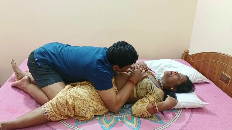 Popmini: インドのセクシーな既婚者バービーのロマンチックなフェラチオと熱いセックス、サリーのセックスビデオ