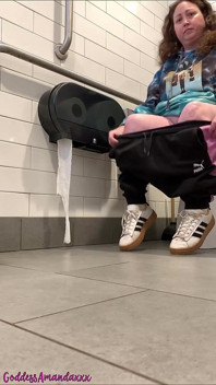 Figa Grassa Fa Pipì Nei Bagni Pubblici