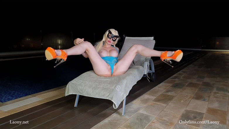 Laony: Une laony s’amuse la nuit au bord de la piscine