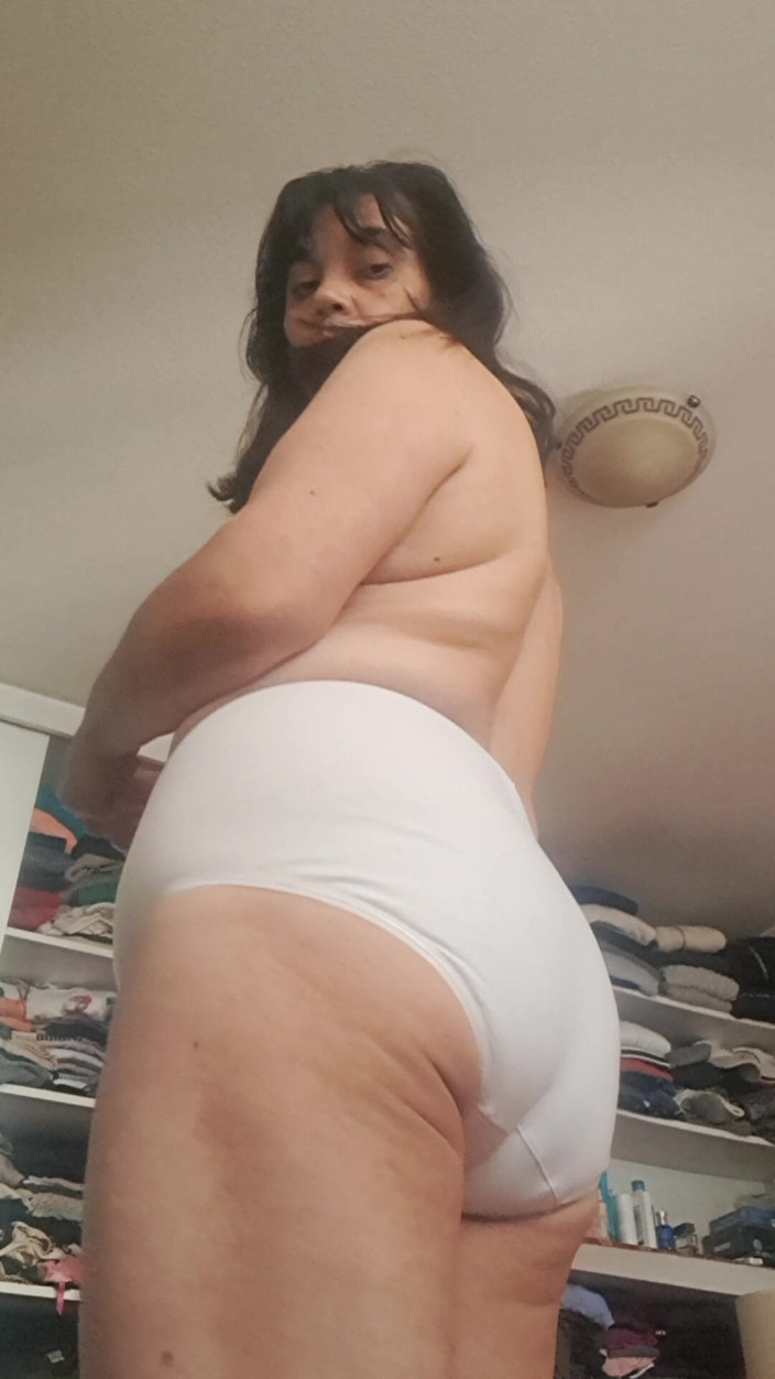Mommy big hairy pussy: Mẹ mặc quần lót to trắng