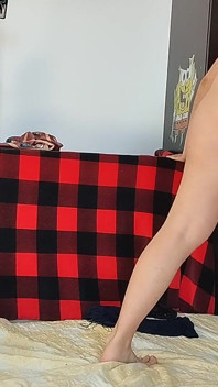Istri amatir ini lagi asik dan potong baju mereka habis-habisan