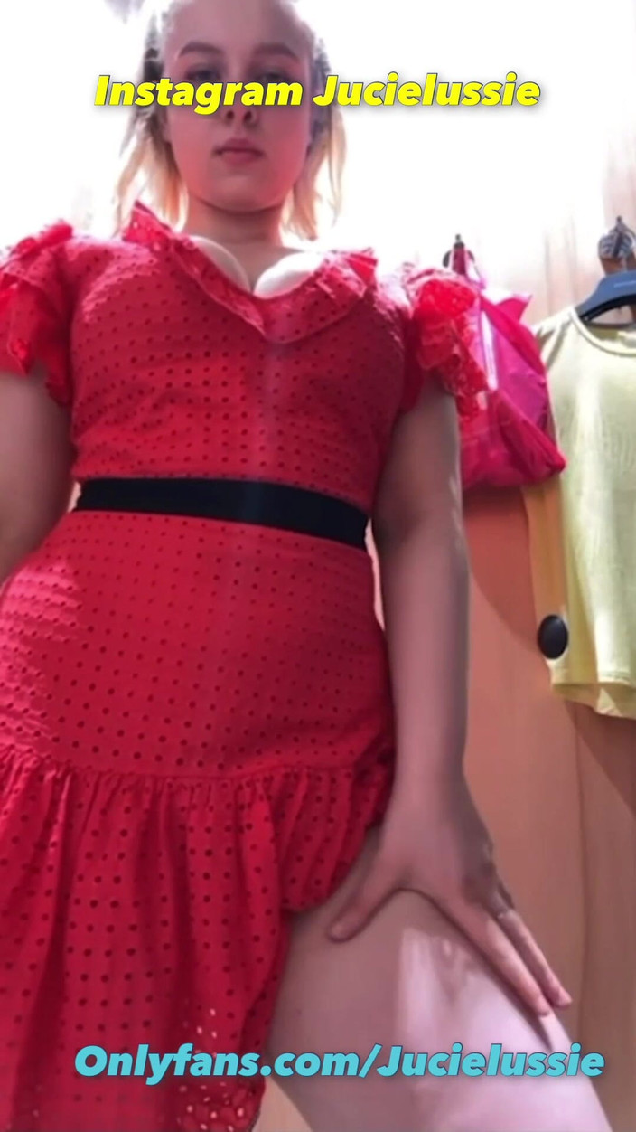 JuiceLussie: Geweldige masturbatie in kleedkamer