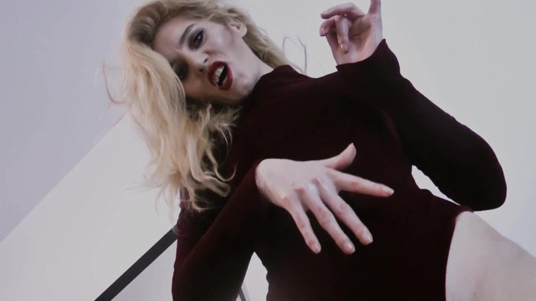 Goddess Celine: Le palle blu sono sexy