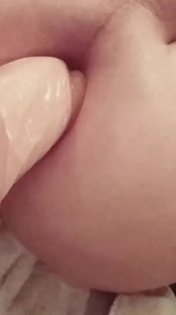 Arschmädchen tiffany Ciskiss fickt Femboy-arsch auf einem langen dildo