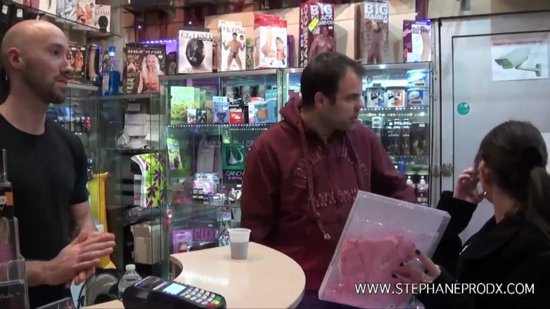 Stephprodx: Prisca s'amuse avec stephane prodx dans un seks dükkanı