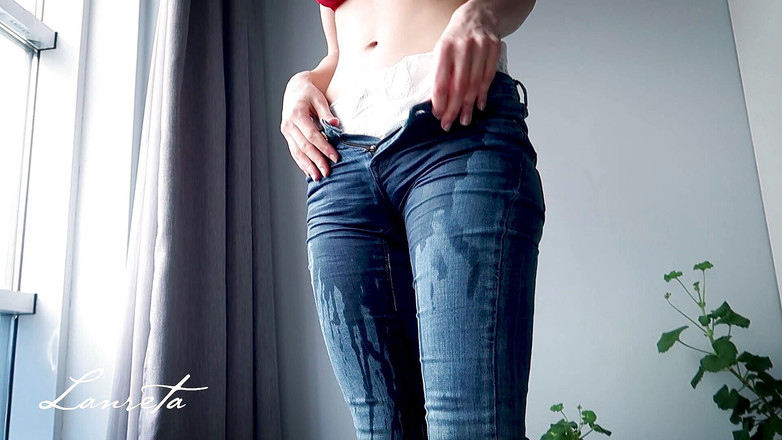 Lanreta: 스키니 청바지를 입고 젖은 섹시녀