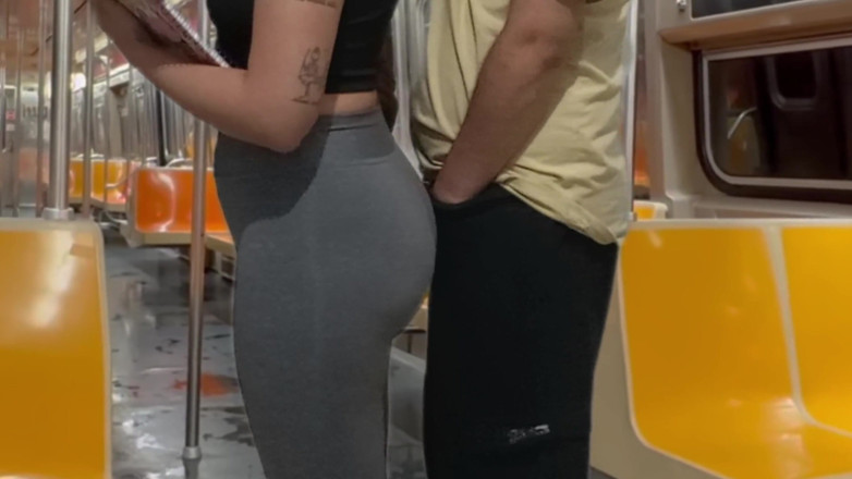 Gabi SweetCouplesStories: न्यूयॉर्क सबवे ट्रेन में छात्रा को वीर्य मिलता है।