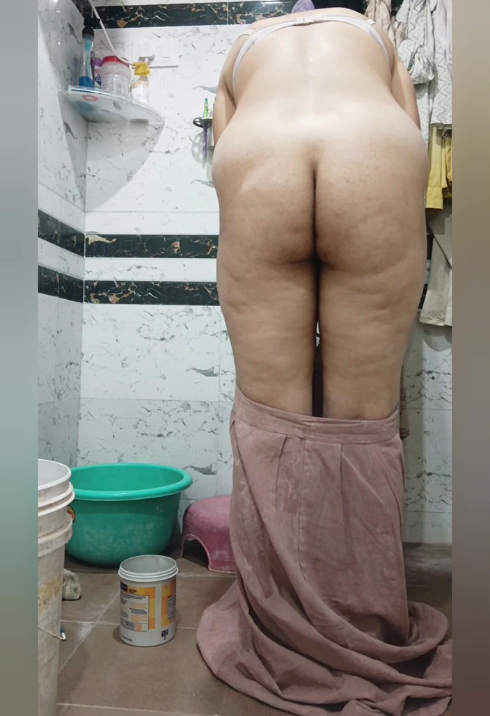 Priya hot 77: Прия бхабхи с большой задницей с задней стороны