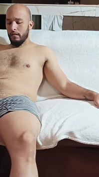 Setelah malam yang panjang, melihat saudara tirimu yang sange datang dan mengisap kontolmu sangat berisiko.
