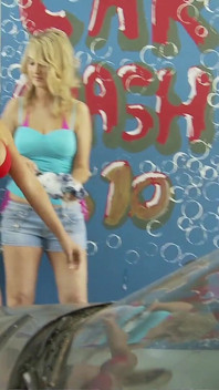 ホットなブロンドのレズビアンが仕事を休んで膣やお尻を舐める