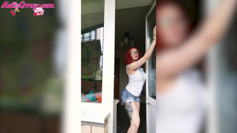 Katty Grray: Gorąca dziewczyna sprząta balkon i demonstruje seksowne ciało