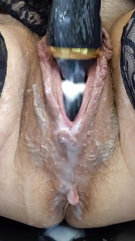 ถุงน่องสีดําและถุงมือลูกไม้รุ่นแม่น่าเย็ดช่วยตัวเองด้วยเครื่องสั่นหี