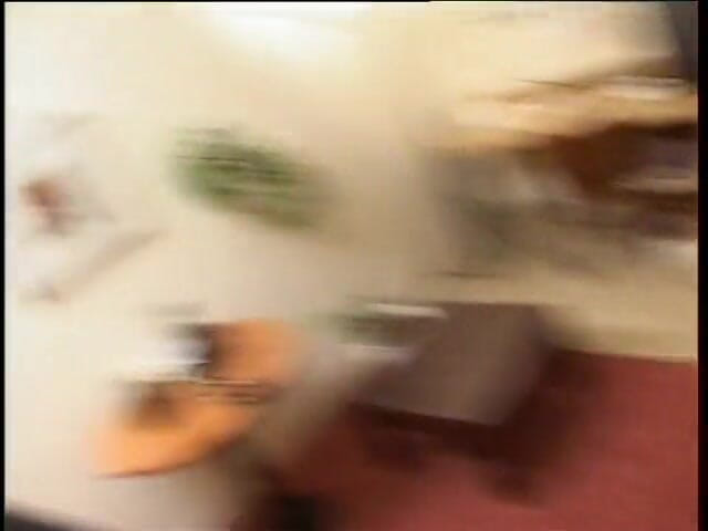 Horny Two really wet MILFs: Vollbusige brünette lutscht schwanz im auto, bevor er im indoor-dreier...