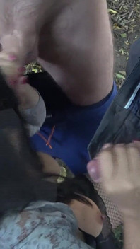 Karayolu Otoparkında Çalılıklarda Creampie Toplu Seks Sahnesi
