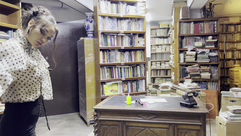 Monika Fox: Bibliotecária Monika Fox fodeu sua bunda com telefone e grande...