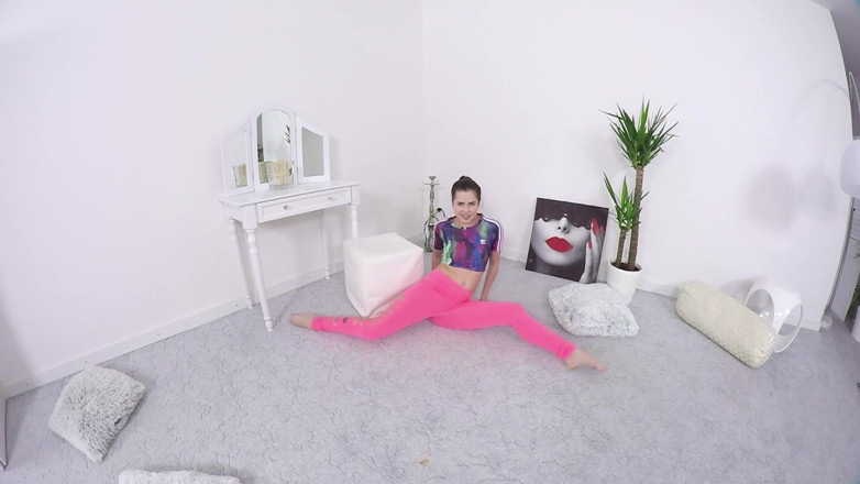 PornX: Teen turnerin dehnt