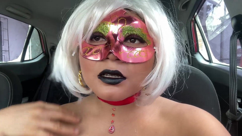 NEGRITA SEXY: Vánoční exhibicionistka masturbuje ve svém autě - intenzivní dovádění pod sukní...