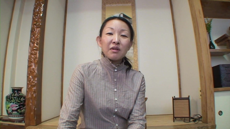 Asiatiques: 毛深いアジアの女の子は激しく振動しました