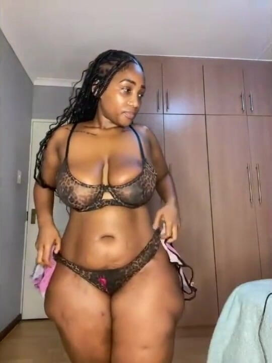 Legendary Booty Overdose: Joc anal cu femeie mare și țâțoasă și venerare de cur
