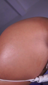 Bellattrix é fodida por uma máquina com um grande vibrador