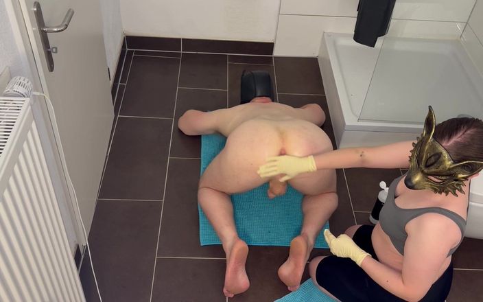 Sophie-Dom-98: Fisten sono badezimmer