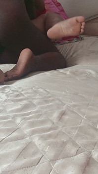 Baldızınızın penisi sadece kaşıntılı, bu yüzden sürekli yalanması için sorup duruyor, hadi hep birlikte yalayalım