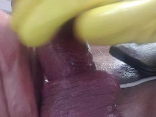 Fuck Area: Masturbando polla con guantes de goma