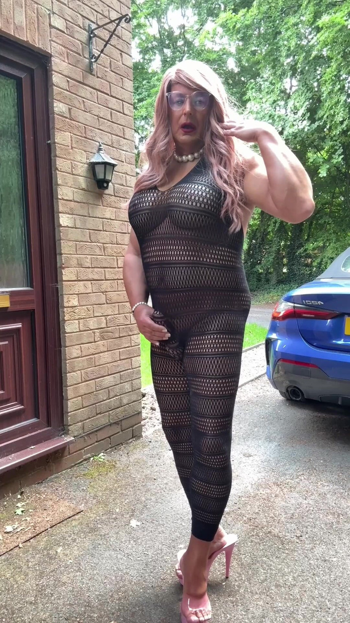 Kellycd2022: Sexy transvestiert kellycd2022 in sexy schwarzem catsuit und high heels