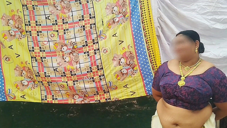 Anne Ipe: Detrás de la cámara de muestra, diferentes ángulos, mostrando enormes tetas...
